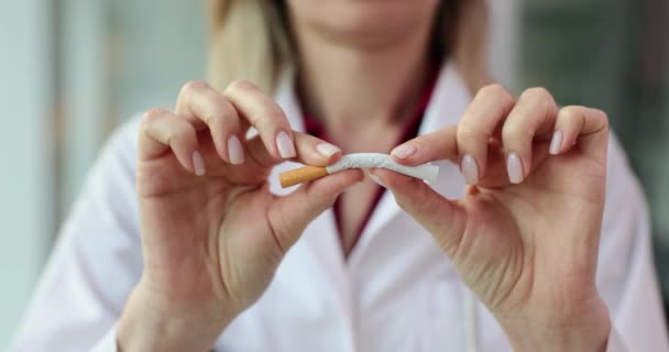 Doctorul Rupe Țigara Jumătate Demonstrează Pericolele Fumat Daunele Fumatului Asupra — Videoclip de stoc