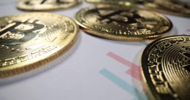 Bitcoin kripto altın sikkelerinin kapanışı Bitcoin 'in değerini gösteriyor. Kripto para birimi büyümesi