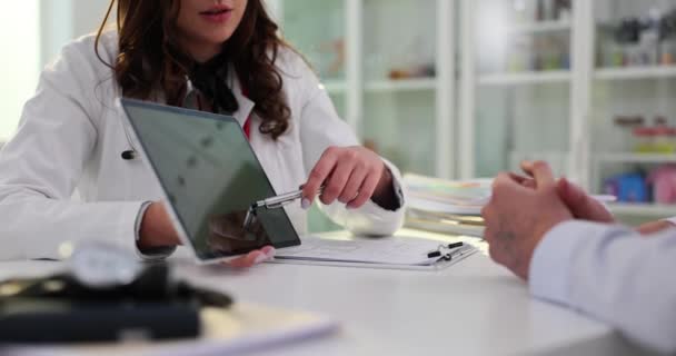 Médico Paciente Discuten Imágenes Médicas Tabletas Discutir Diagnóstico Médico Tratamiento — Vídeo de stock