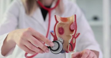 Doktor kolorektal kanseri tespit etmek ve teşhis etmek için stetoskop kullanıyor. Rektal mukozanın incelenmesi