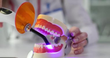 Ultraviyole ışığı kullanarak diş beyazlatma prosedürü. Diş tedavisi ve diş dolgularının kurulumu