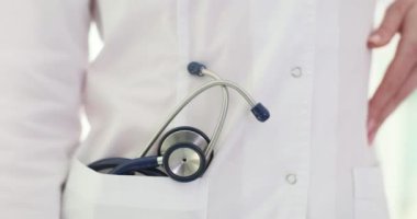 Cebinde steteskop olan beyaz önlüklü bir doktor. Hastaların tıbbi hizmetleri ve tedavileri