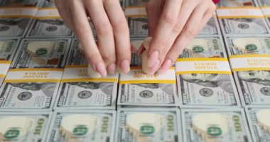 100 dolarlık banknotlara karşı ahşap insanlar topluluğu. Halka ve paraya bağımlılık