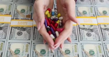Renkli ilaç ve dolar banknotları. İlaç şirketinin geliri