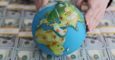 Dünya 100 dolarlık parayla dönüyor. Dünya ekonomik krizi