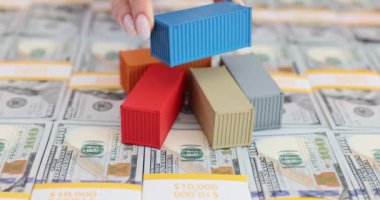 Nakliye konteynırları 100 'lük banknotlar halinde. Kargo teslimatı ve lojistik şirketlerinin kazancı.