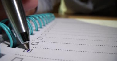 Kalem, yapılacaklar listesindeki öğeleri işaretler. Yapılacaklar listesi planlama ve denetimi