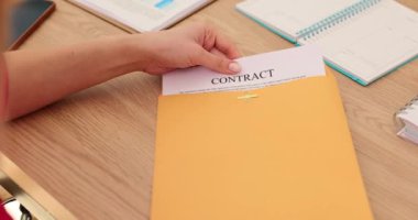 Kadın zarfı kontratla açıyor. İş yazışmaları alınıyor