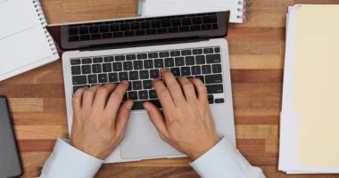 Sinirli ofis çalışanı dizüstü bilgisayarın üst görüntüsünü kapatıyor. Çalışma gününün sonunda