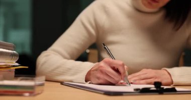 Kadın geç saatlerde ofiste masa başında yazıyor. Son teslim tarihi yönetimi ve gece fazla mesai ya da sınavlara hazırlık