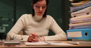 Yorgun bayan çalışanlar gece geç saatlerde ofiste masa başında uyurlar. Fazla mesai ve psikolojik yorgunluk