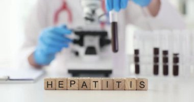 Doktorun elinde kan ve hepatit testi tüpleri var. Hepatit ve anlamak karaciğer iltihabının nedenleri ve sonuçları