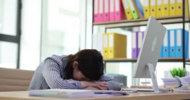 Üzgün bir kadın ağlıyor ve ofiste telefonla telefon bekliyor. Yorgun ofis çalışanı büyük iş yüküne dayanır.