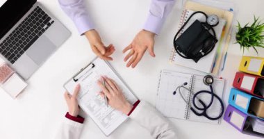 Klinikteki doktor ve hasta arasındaki danışmanlık ve iletişim. Hasta, parmaklarındaki sağlık sorunlarını listeler.