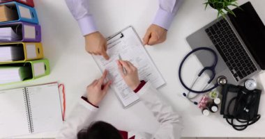 Klinikte doktorla hasta arasında anlaşmazlık var. Doktor ve hasta arasındaki ilişki ve çatışma nedenleri
