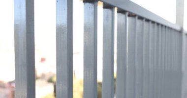Gri boyalı metal çitlere yakın plan. Balkon veya çit üzerindeki gri metal çitler