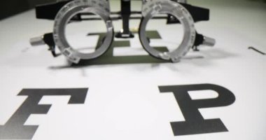 Göz doktoru masasında görüş ve gözlük denemesi. Görüş testi, gözlük için lens seçimi