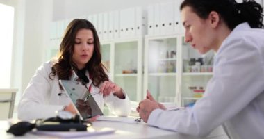 Doktor ve hasta tablette tıbbi teşhisi tartışıyor. Hastalar için tıbbi mobil uygulama