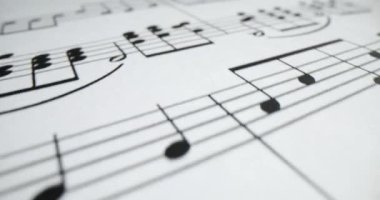 Enstrümantal senfoni konserleri için nota kağıdı. Müzik eğitimi
