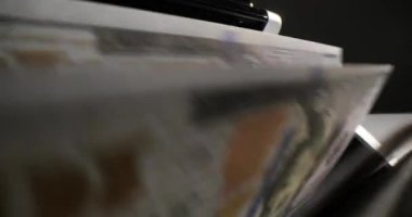 Elektronik para sayacı Amerikan 100 dolarlık banknotları sayıyor. Kâr ve mali yatırım