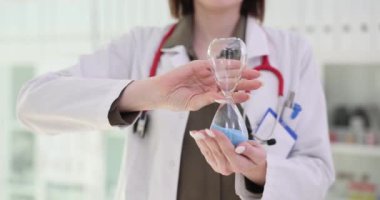 Doktor kum saatini tutar ve çevirir. Biyolojik ritimler ve kronoterapi