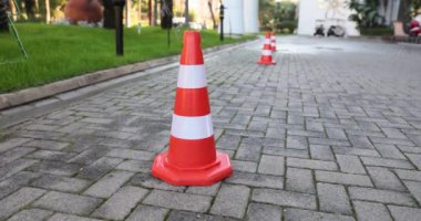 Acil turuncu koniler yolda. Trafik güvenliğinin sağlanmasında trafik konilerinin önemi