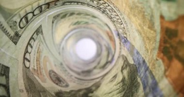Amerikan doları banknotları tüp ve parlak ışığa dönüştü. Para yatırımı ve kazançlar