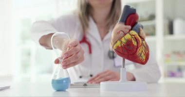 Klinikte kalp hastalığı tedavisi. Kardiyolog kalp anatomisi ve kum saati.