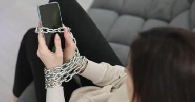 Elleri kelepçeli, akıllı telefon ve telefon dolandırıcılığı yapıyor. İnternet ve sosyal medya bağımlılığı