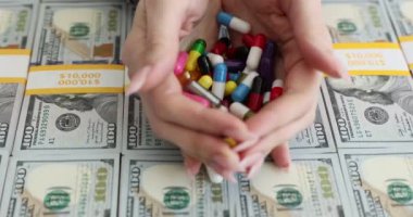 Renkli haplar ve bir sürü dolar. Dünya ilaç endüstrisi ve finansal gelir kavramı