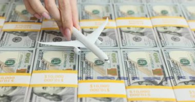 Model uçakla dolu 100 dolarlık banknotlar. Hava yolculuğu fiyatları fırlayacak