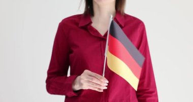 Beyaz arka planda Alman bayrağı sallıyordu. Almanya 'nın birleşmesi ve vatansever toplum kavramı