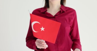 Beyaz arka planda kadın eli sallayan Türk bayrağı. Türkiye Vatanseveri