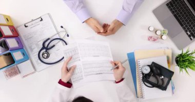 Doktor ve hasta klinikte kardiyak kardiyogramı tartışıyor. Kalp hastalıklarının işlevsel teşhisleri