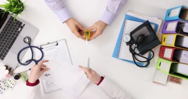 Doktor ve hasta tıbbi marihuana reçetesini tartışıyor. Tıbbi esrar ve kanser
