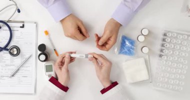Glukometre diyabet konsepti olan doktor ve hastanın elleri. Kan şekeri izleme