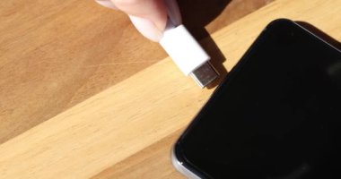 USB-C kablosunu doğru telefona bağla. Akıllı telefon şarj aleti