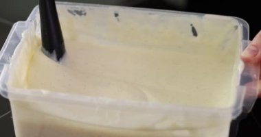 Vanilyalı puding ya da dondurma yapıyorum. Mayonez sosundaki malzemeleri karıştırıyorum.
