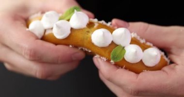 Lezzetli kremalı bir kremalı puf böreği tutarken. Tatlı ve un keklerinin zararları.