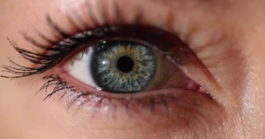 Renkli göz insan anatomisinin karmaşıklığını sembolize eder. Karmaşık desenler ve irisin canlı renkleri büyüleyici gözlemcileri yakalar