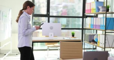 Odaklanmış kadın akıllı telefondan mesaj atarak yürüyor ve sandalyeye takılıp düşüyor. İşçi hızla dengesini geri kazanıp yoluna devam etmekte kararlı.