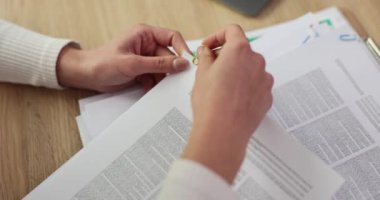 Profesyonel iş kadını benzer içerikli sayfaları kesiyor. Kadın ofis çalışanı, içeriği yavaş çekime göre kategorilere ayırır