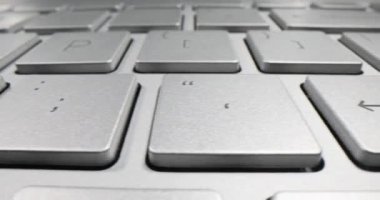 İngilizce harfli klavye ve bilgisayarda kullanılan semboller. Klavye, ofis ve evde bilgisayar kurulumunun temel bileşeni olarak görev yapar