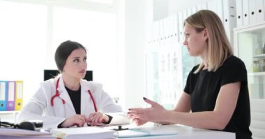 Hasta randevusu sırasında kadın doktorla tartışır. Kadın kliniğe yaptığı ziyarette teşhiste hayal kırıklığını ve anlaşmazlığı dile getiriyor