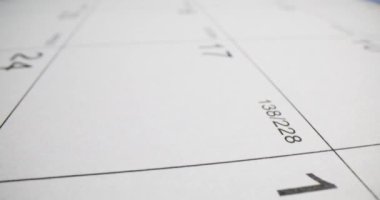 Ofisteki günlük notlar için boş hücrelerle takvim sayfası. İş akışı ve görevlerin etkin bir şekilde düzenlenmesi için uygun bir tasarım. Tarih denetimi