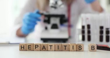 Tahta küplerin Hepatit B 'si laboratuarda mikroskoba bakan doktorlara karşı. Bulaşıcı karaciğer iltihabı önleme konsepti