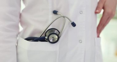 Steteskobu klinikte bornozunun cebinde olan kadın doktor. İnceleme aleti olan pratisyen doktor hastanede poz veriyor. Sağlık personeli.