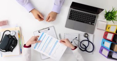 Kadın doktor, özel klinikteki hastaya sağlık sigortası talebinde bulunuyor. Hasta ve sağlık hizmeti sağlayıcısı arasında güven oluşturmak için önemli bir belge