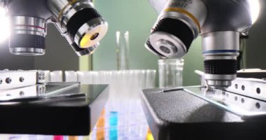 Değiştirilebilir lensli mikroskoplar laboratuvarda duruyor. Net görüntüler sağlamak için güçlü büyütme ile donatılmış modern mikroskoplar