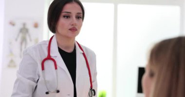 Kadın göz doktoru randevusu sırasında hastanın gözlerine fener tutar. Doktor yavaş çekimde göz anormallikleri tespit etti.
